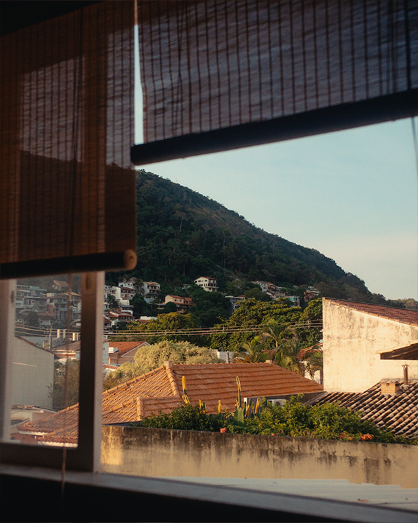 Vista das montanhas através da janela do consultório em Niterói.
